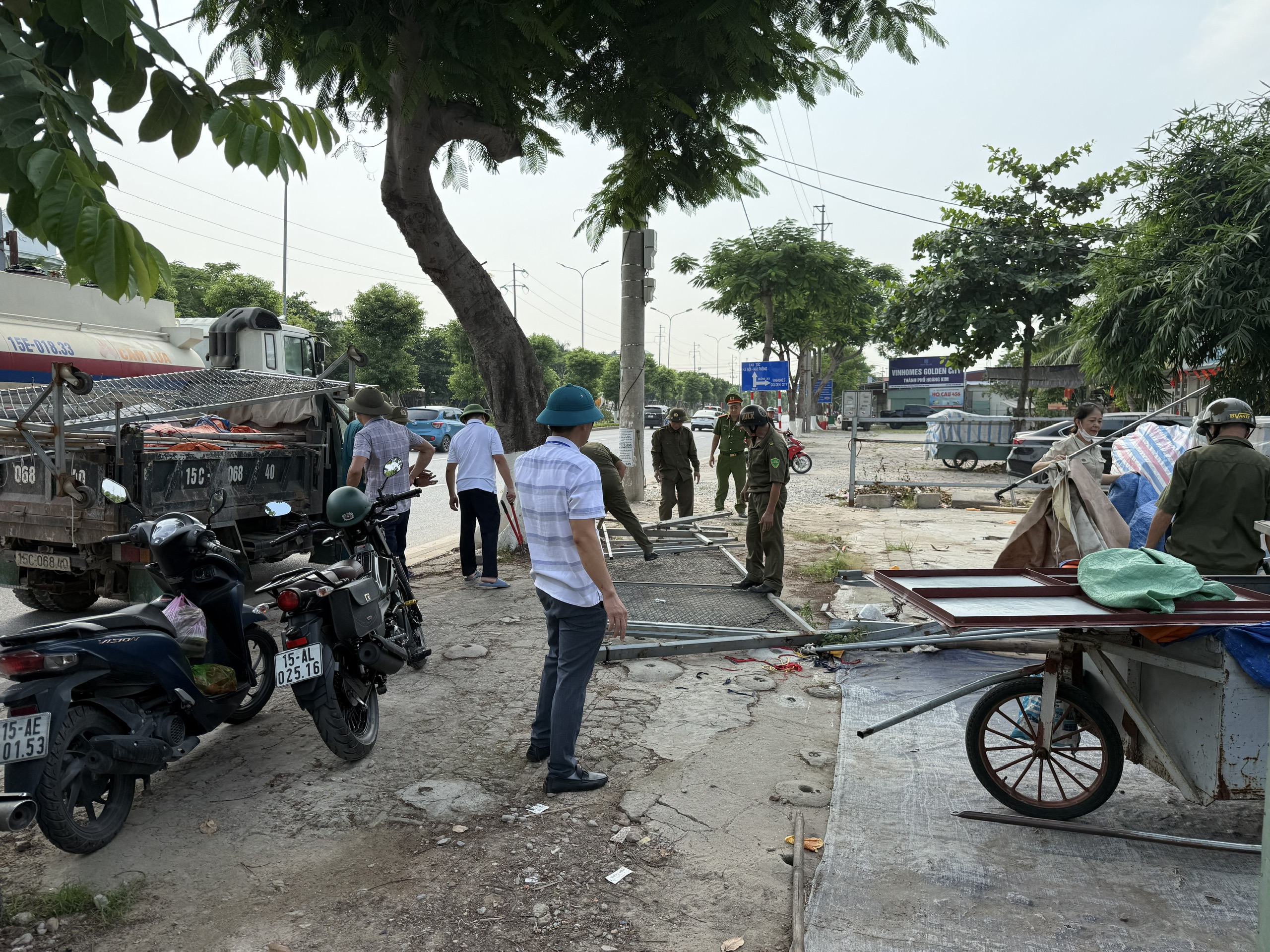 Công an phường Hưng Đạo ra quân lập lại trật tự đường hè, chào mừng Đại hội Đảng bộ thành phố Hải Phòng